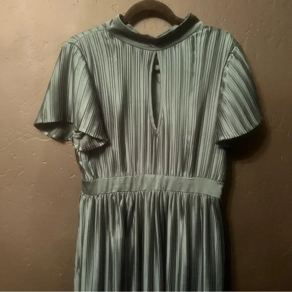 LULUS Radiant Reverie Emerald Plisse Short Sleeve Backless Midi Dress Size: L - Picture 7 of 17